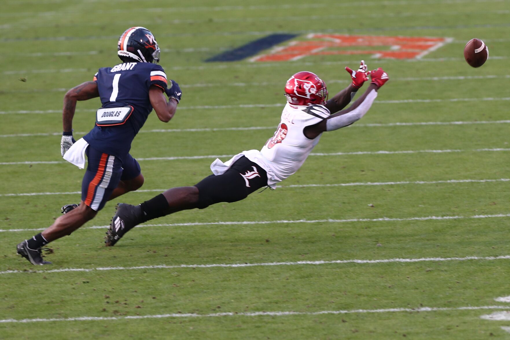 111420-cdp-sports-uvafootball320.JPG